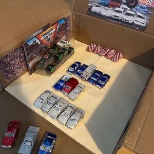 Hot Wheels Monster Jam Grave Digger Vs Avenger With Crushable Cars!!!